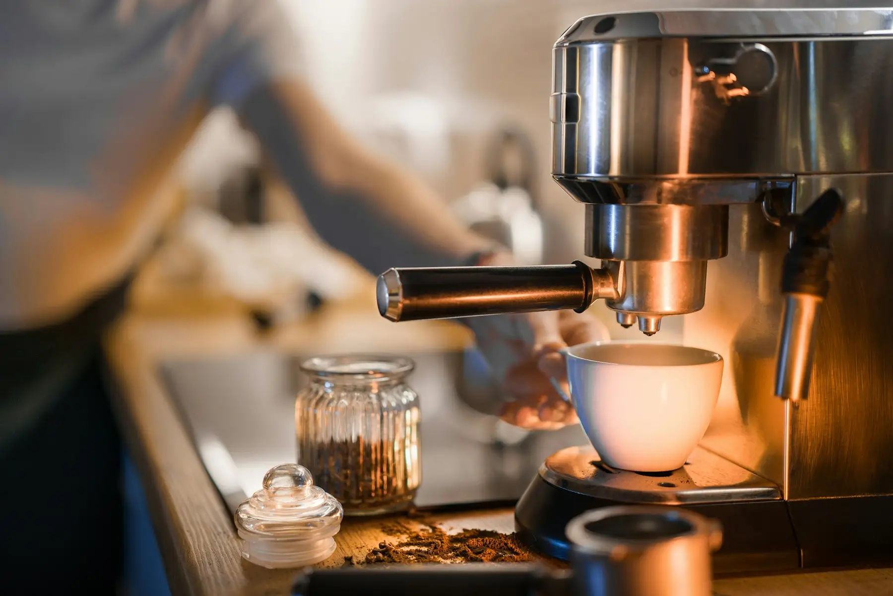 Un espresso qui coule d'une machine à café dans une tasse blanche