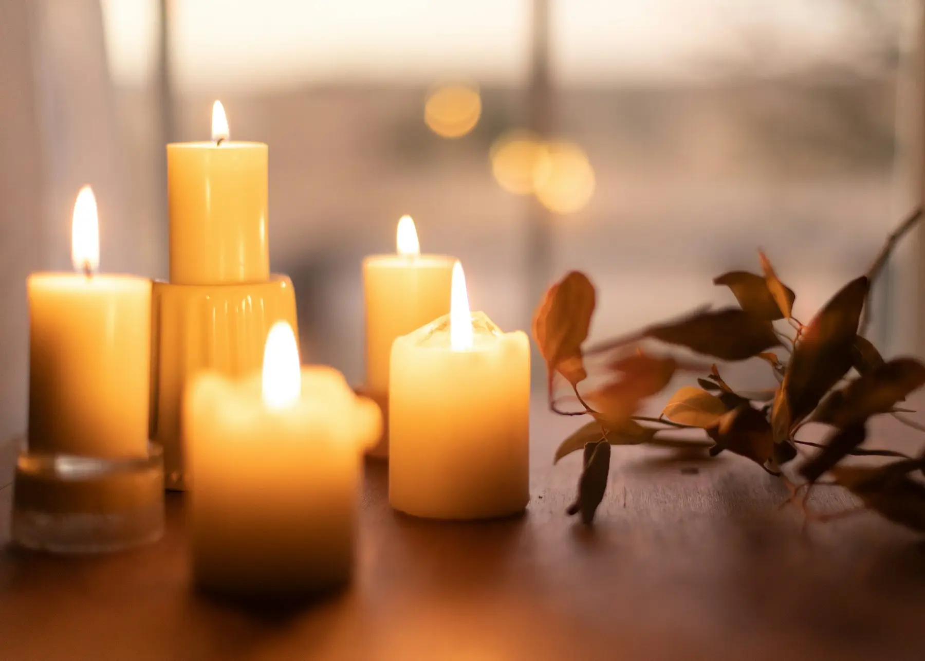 Chandelles blanches allumées sur une table en bois