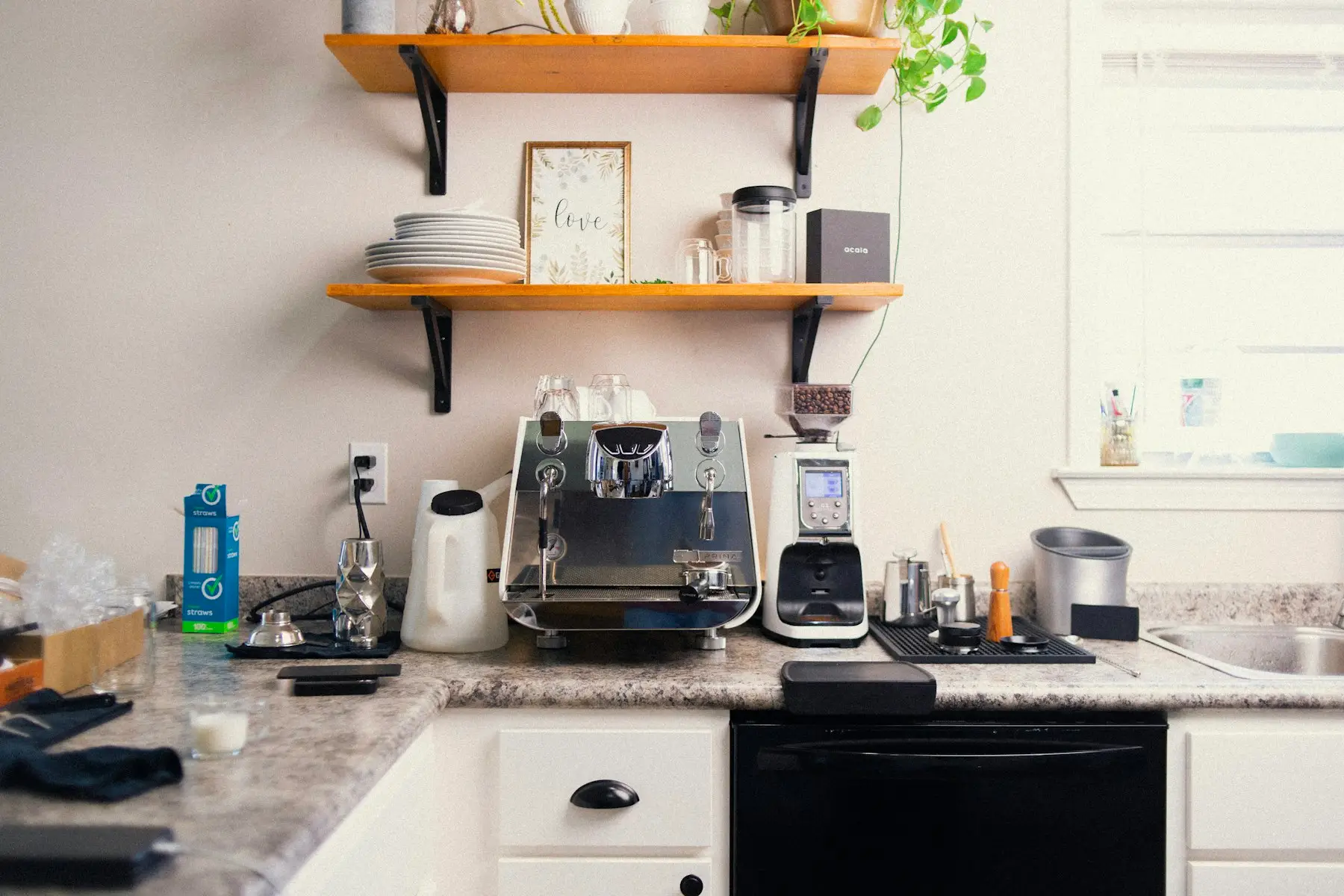 Comptoir de cuisine avec une machine à café sous des tablettes ouvertes